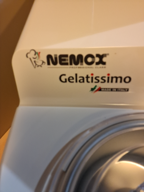 Italiensk nemox gelatissimo ismaskine, med køler.